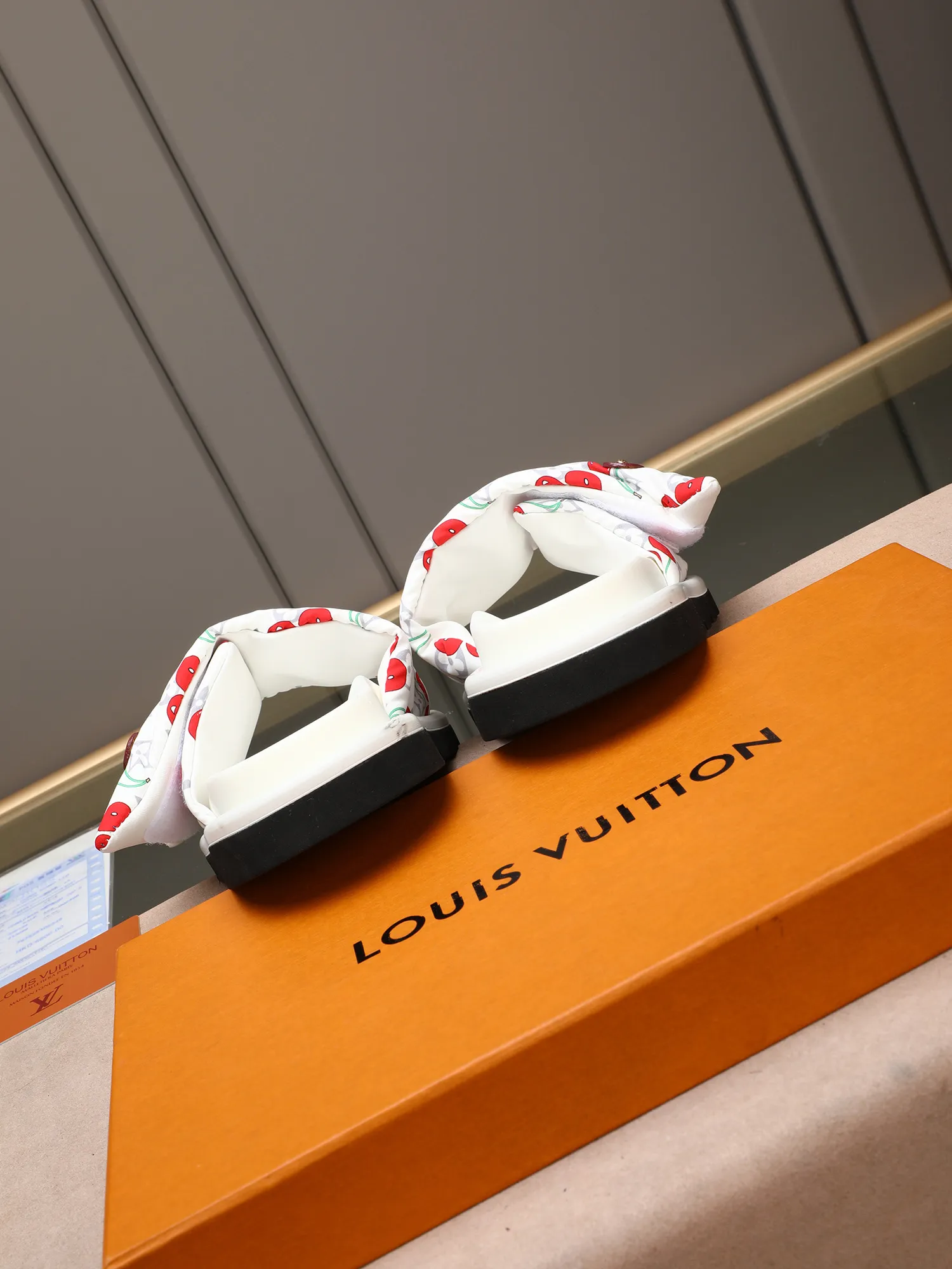 PP360 [LOUIS VUITTON] Louis Vuitton, LV printing, men's and women's slippers are on the market. The drawer box packaging comes with a cloth bag and a card. The upper pattern looks very soft and waxy, and it is a super versatile leg slimming tool. Fabric: imported denim/canvas/old fabric, LV hardware LOGO, official website pattern printing, comfortable to wear, feet: high-elastic PU water table. Sole: foam sole, heel height: about 5cm. Code number: 35-46, 35, 45, 46 are custom-made and non-returnable. Color: multiple colors and styles available.